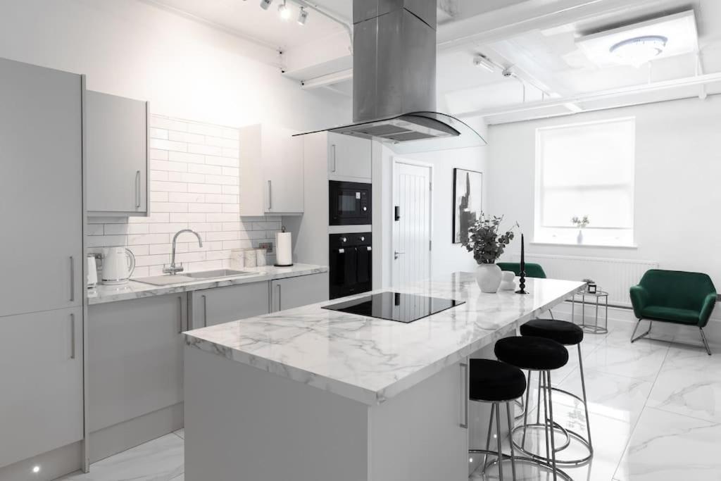 Luxury, Open Plan Apartment ブラッドフォード エクステリア 写真