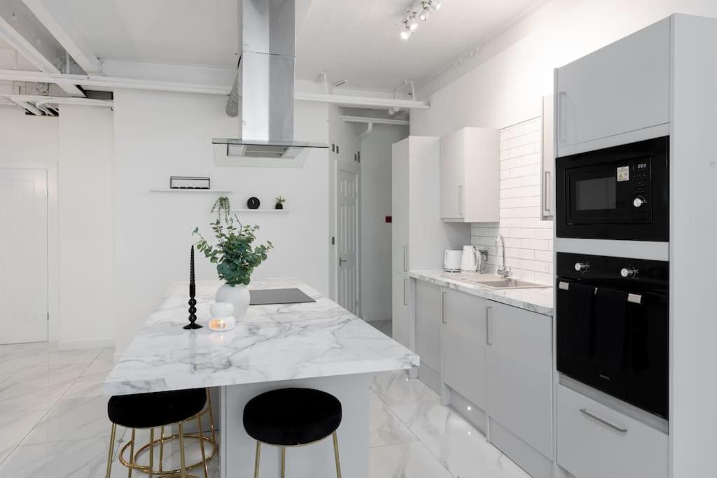 Luxury, Open Plan Apartment ブラッドフォード エクステリア 写真